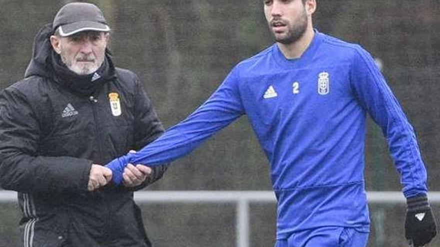 Anquela da indicaciones a Diegui en un entrenamiento.