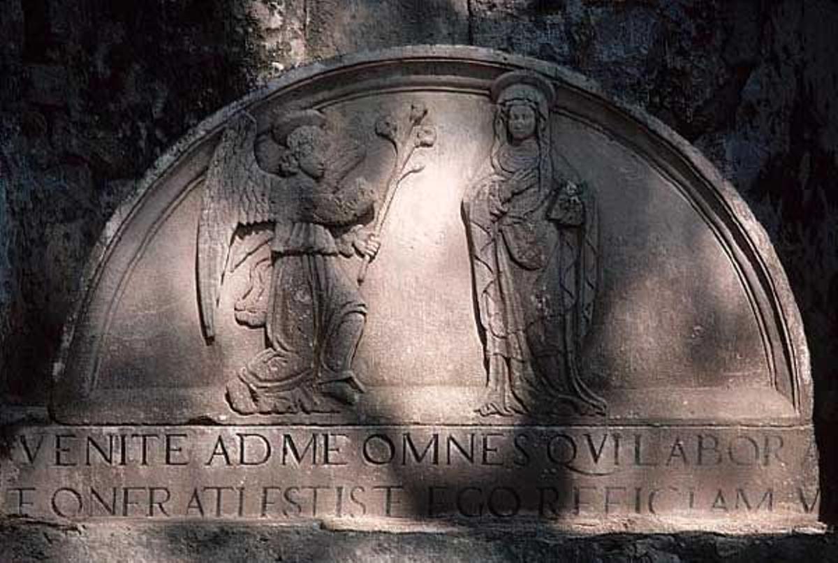 Piedra tallada dedicada a la Virgen María, perteneciente a la iglesia de isla de Lokrum que data del siglo XI.