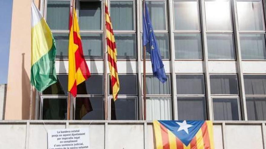 La bandera espanyola es va penjar ahir al matí al balcó de l&#039;ajuntament colomenc.