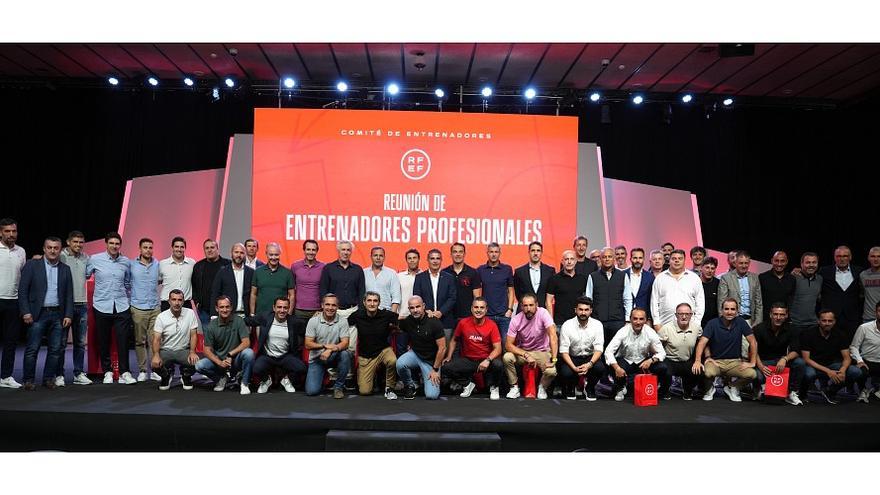 Foto de familia de los entrenadores de Primera y Segunda.