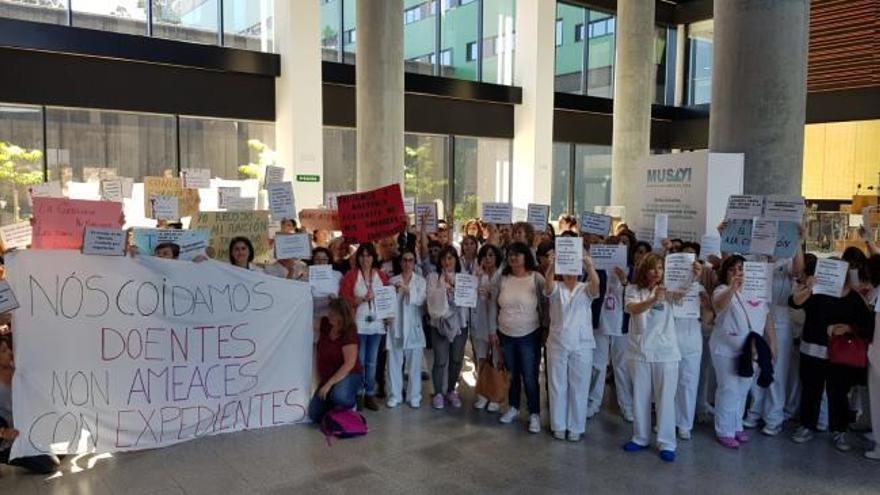 Conflicto de la ropa sucia en el hospital de Vigo: las auxiliares vuelven a movilizares