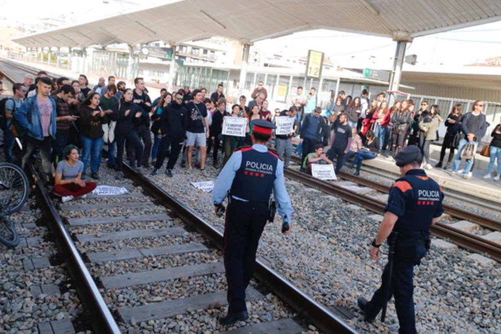 Tallen les vies a l''estació de Girona en protesta pels "presos polítics"