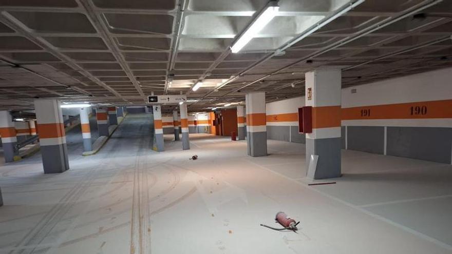 Galería: Vacían una decena de extintores sobre varios vehículos en el interior de un párking de Castelló
