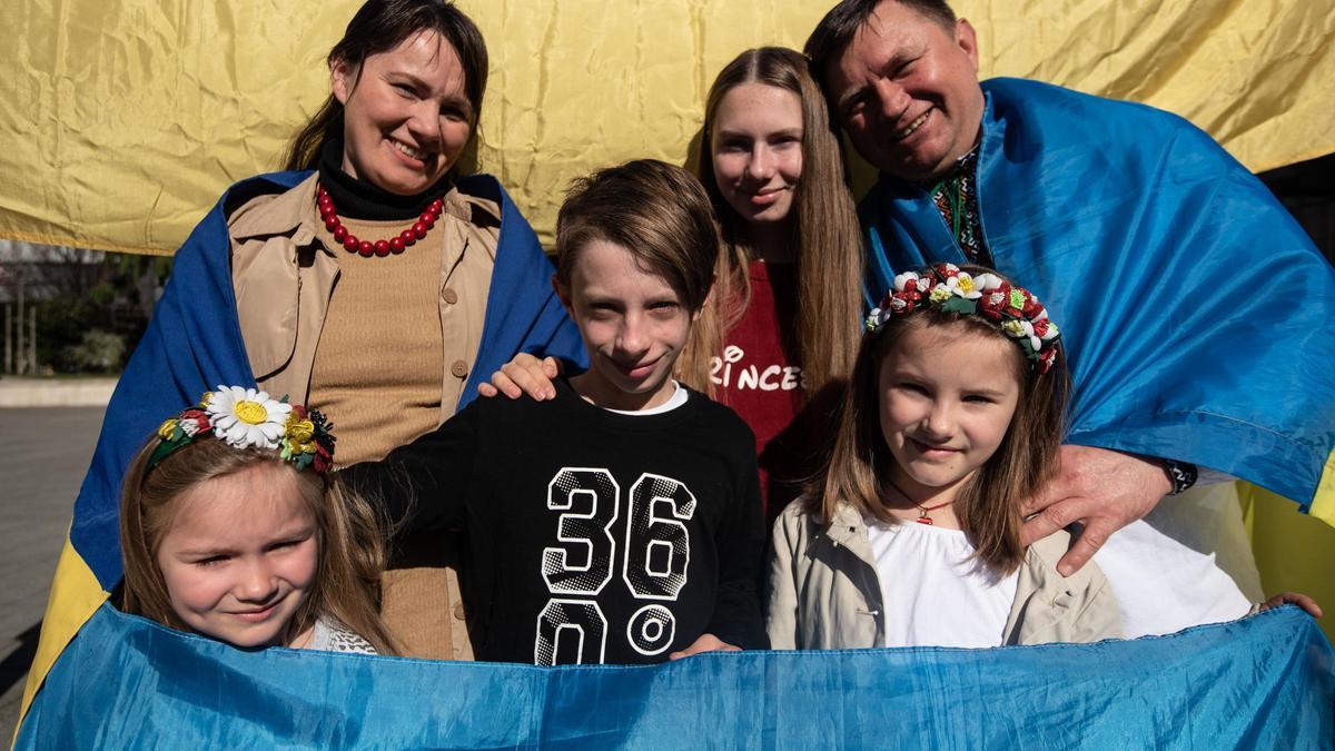 Valerii Tishchenko junto a su mujer y sus hijos. | // CASTELEIRO/ROLLER AGENCIA