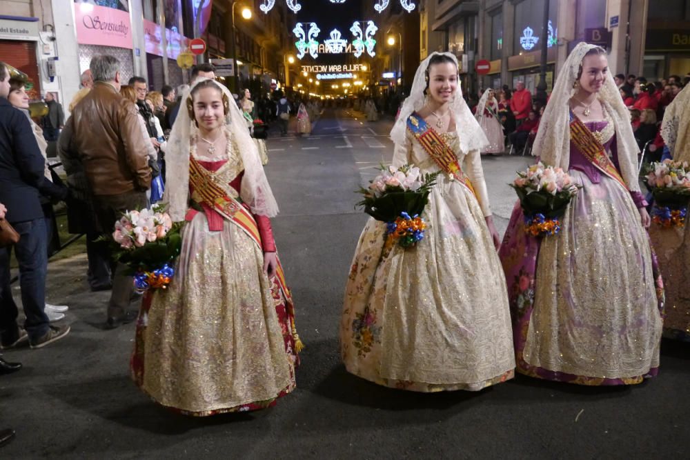 Así desfiló Sofía Soler y la comitiva oficial en la Ofrenda