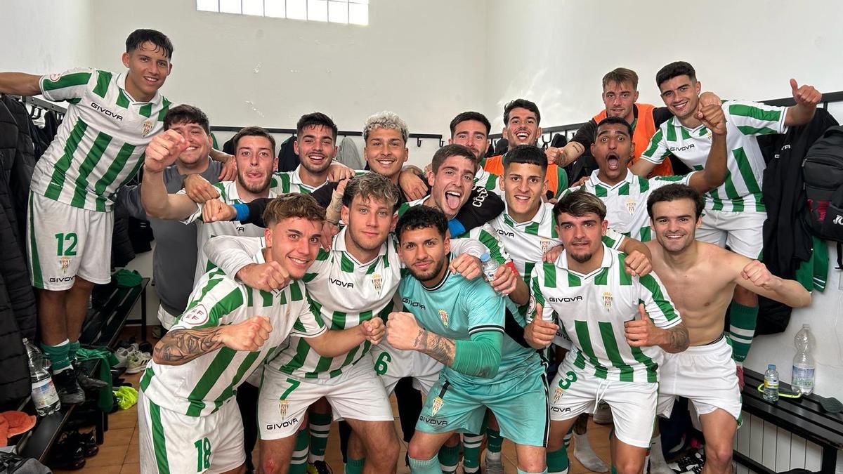 Los futbolistas del Córdoba CF B celebran su triunfo ante el Cabecense.