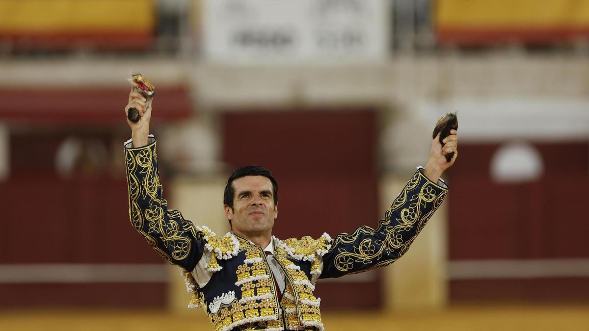 Emilio de Justo emerge de entre una mansada de Victoriano del Río en Málaga,