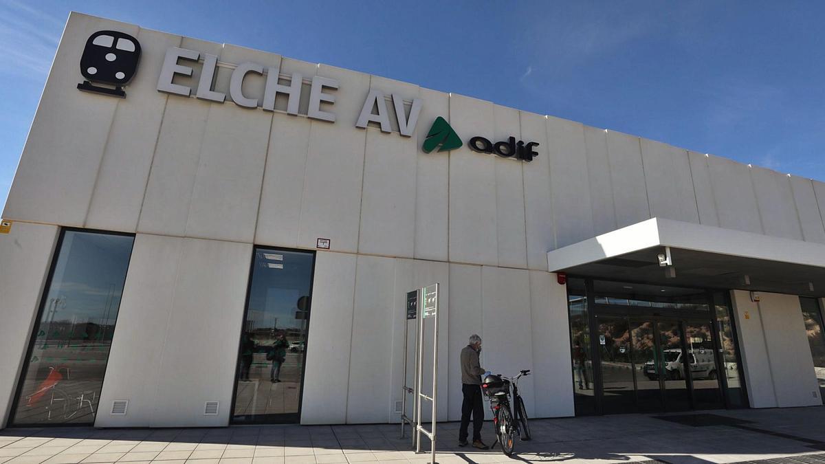 Imagen tomada ayer de la entrada principal de la estación de AVE que conecta desde el lunes Elche con Madrid, ubicada en la pedanía de Matola. | ANTONIO AMORÓS
