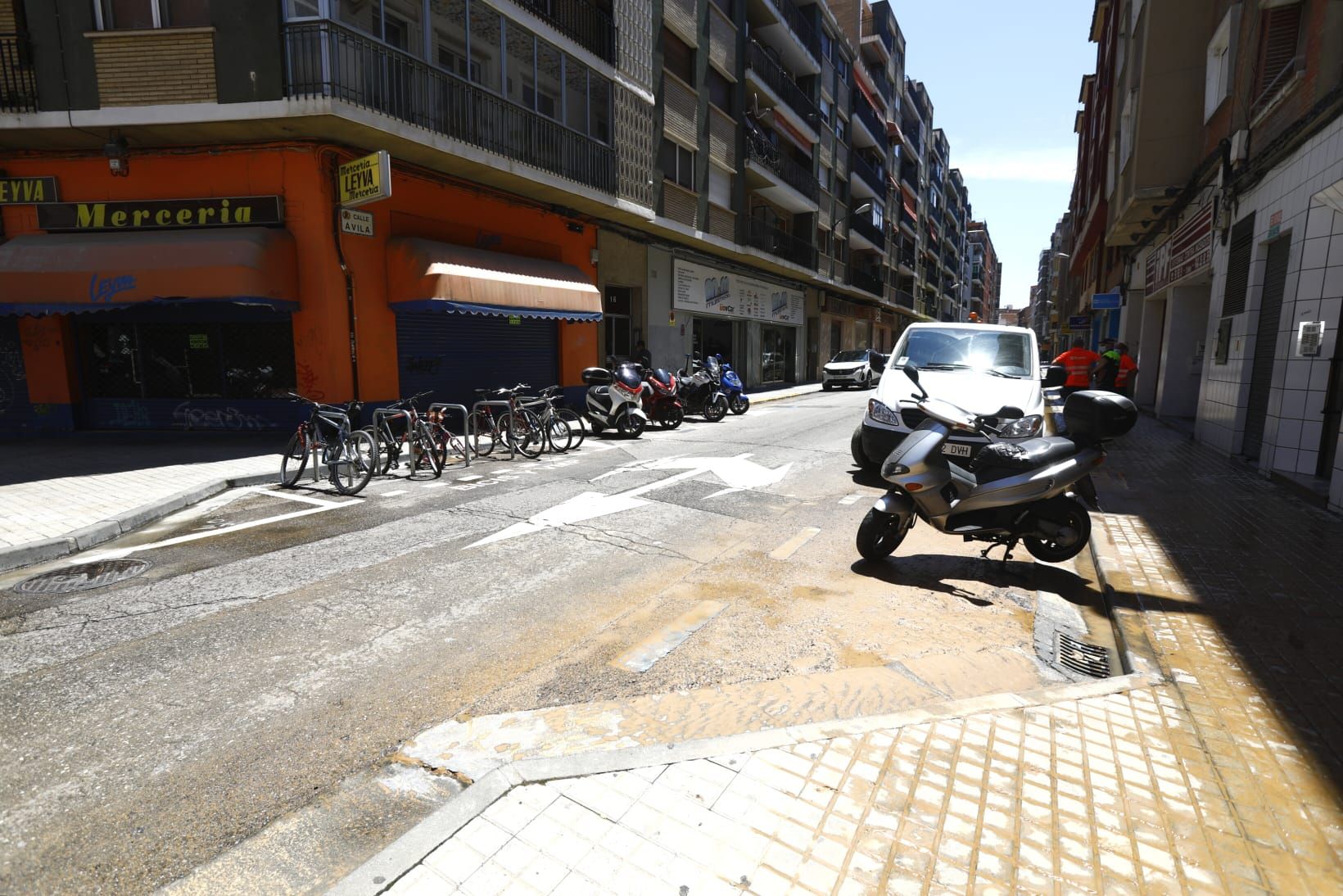 Restablecido el tráfico en la calle Ávila tras un reventón de una tubería esta mañana