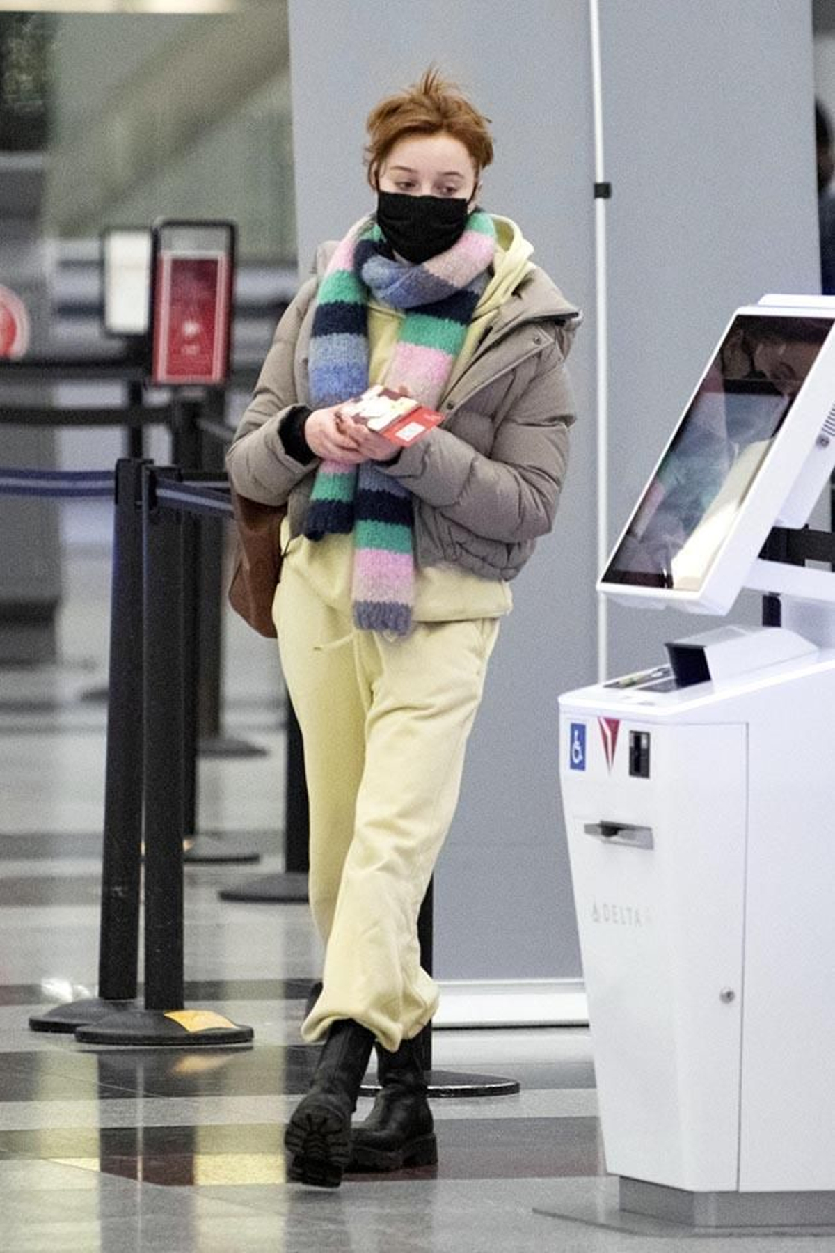 Phoebe Dynevor en el aeropuerto