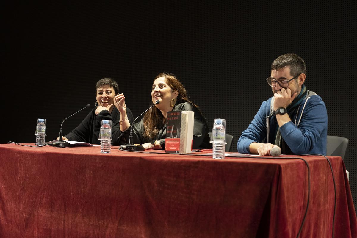 Arantza Portabales junt amb la llibretera Marta Cañigueral i el comunicador Jacint Casademont.