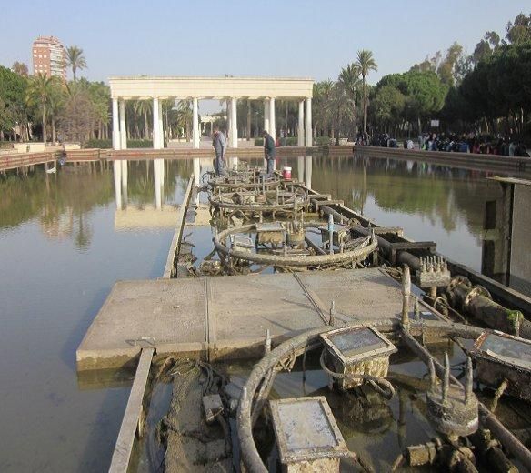 La fuente del Palau pintada de azul