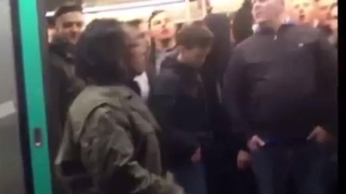 Seguidors del Chelsea impedeixen a un negre entrar al metro a París.