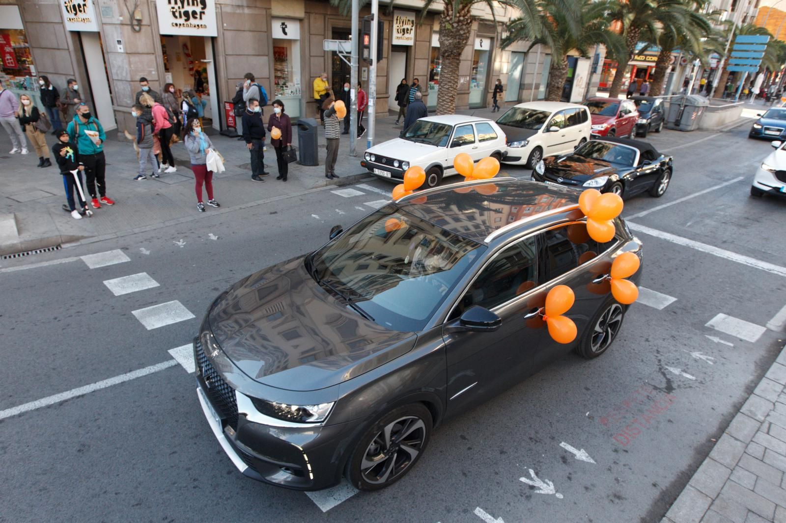 La protesta contra la ley Celaá llena de coches el centro de Alicante