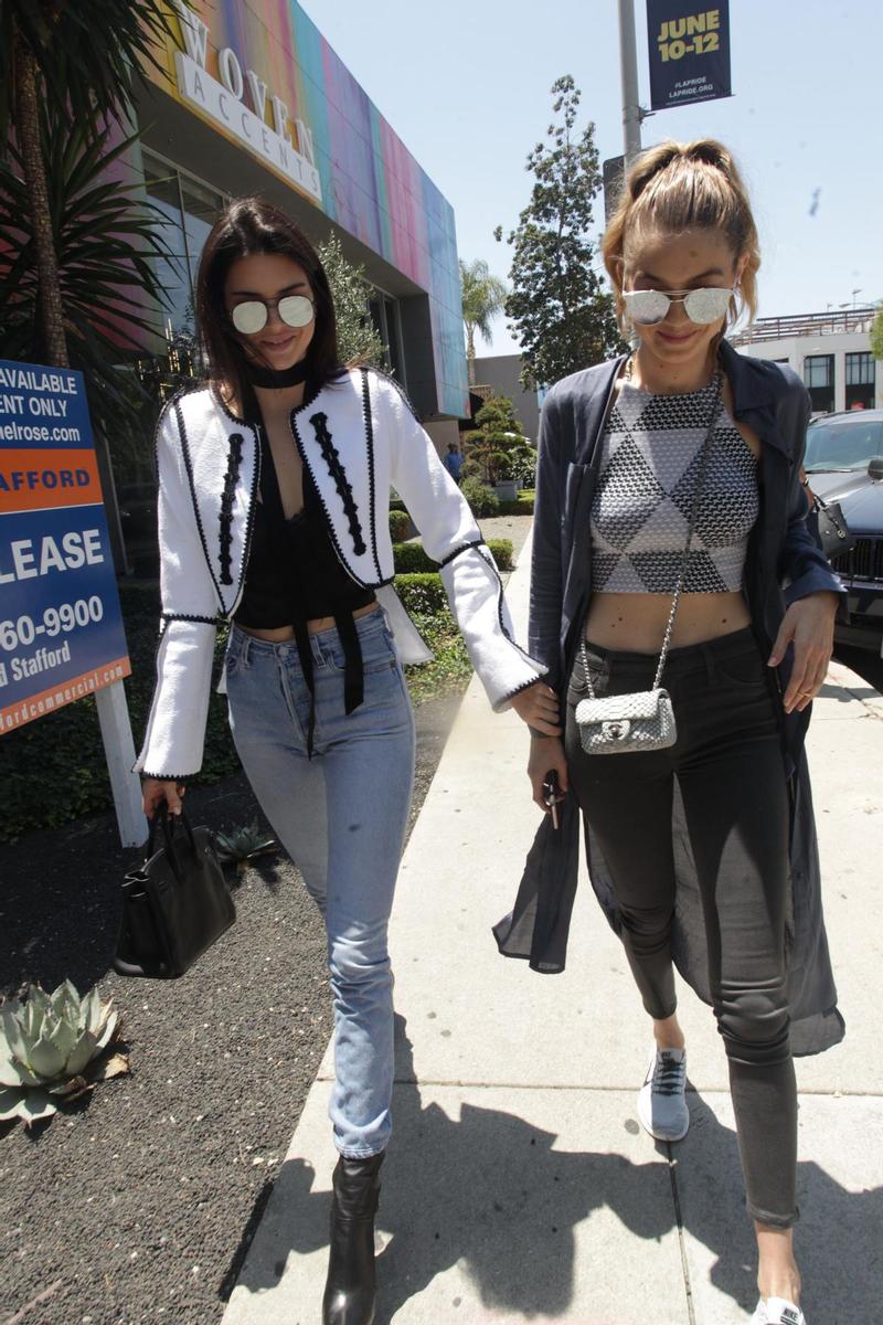 El look casual de Gigi Hadid para pasear con Kendall Jenner