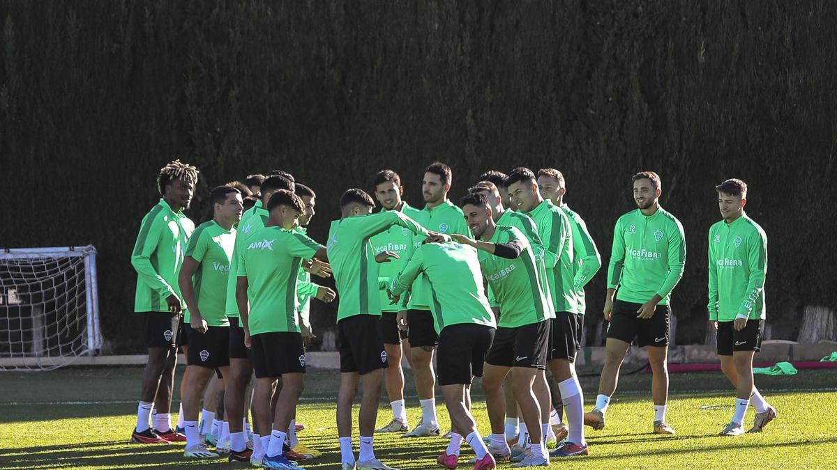 Un grupo de jugadores del Elche bromean durante un entrenamiento.