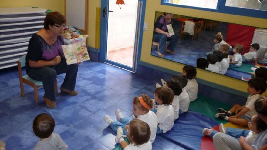 El último viernes de cada mes Peúcos organiza un cuentacuentos para los niños.