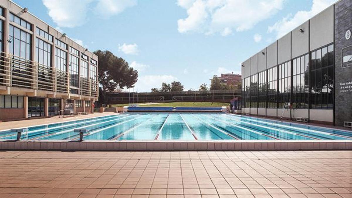 Imagen de archivo de una piscina municipal de L'Hospitalet de Llobregat.