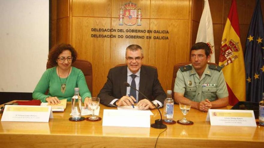 El delegado del Gobierno (centro) junto a la jefa de la DGT en Galicia y el comandante Antonio Hidalgo.