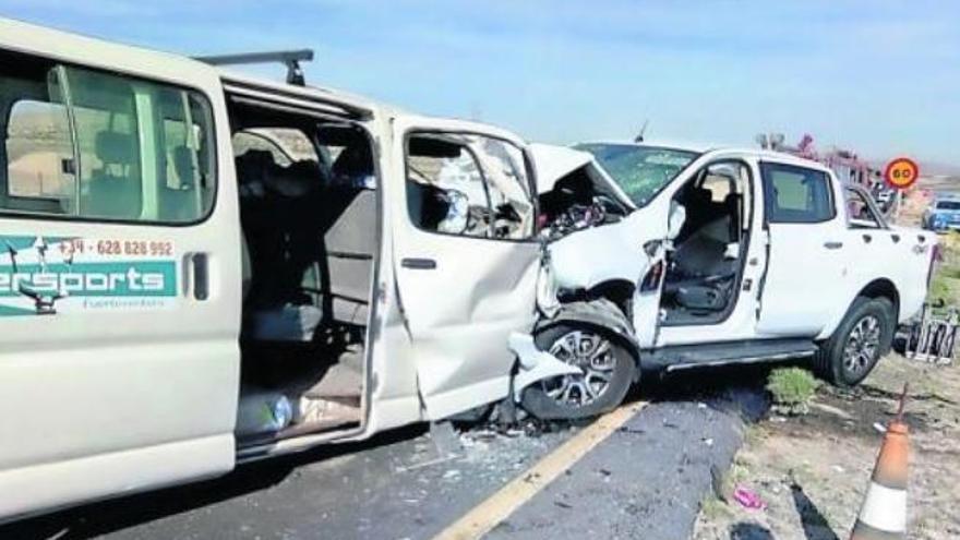 Dos heridos graves tras una colisión mientras adelantaban en un tramo en obras