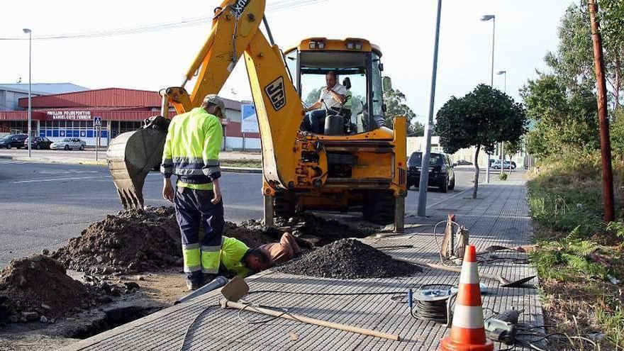 Operarios del Concello, ayer, reparando una rotura de la traída en la zona deportiva. // Bernabé / J.C. Asorey