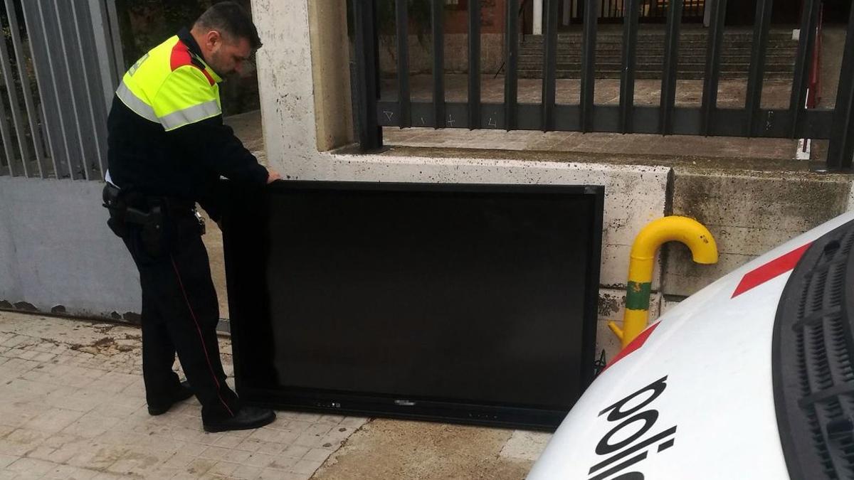Un agente devuelve la pantalla robada al instituto de Tarragona.