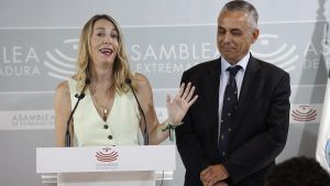 María Guardiola junto a Pelayo Gordillo tras el acuerdo de 2023.