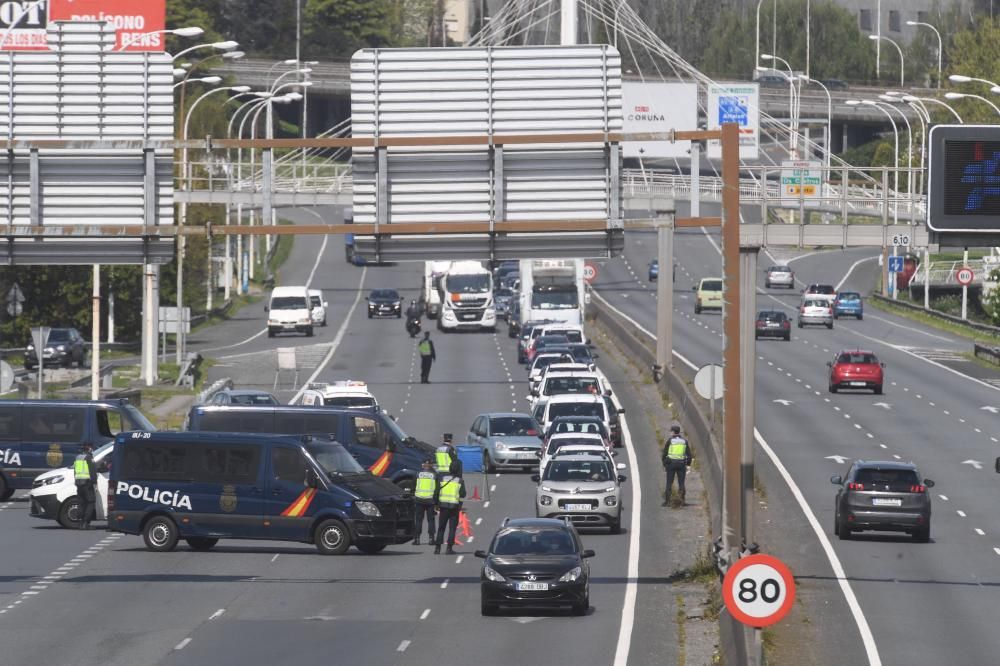 Los agentes vigilan los accesos a la ciudad y proponen multas para los infractores.