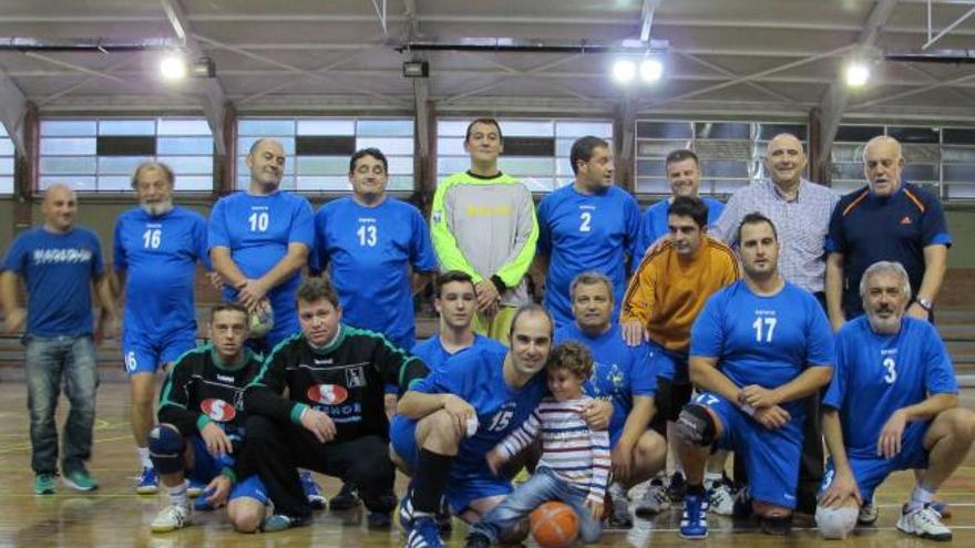 Los veteranos del Valle del Nalón posan juntos tras el partido disputado en homenaje a Presas.