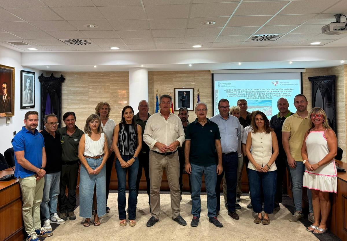 Los representantes de la Conselleria de Medio Ambiente con los responsables municipales de Utiel, con el alcalde, Ricardo Gabaldón.