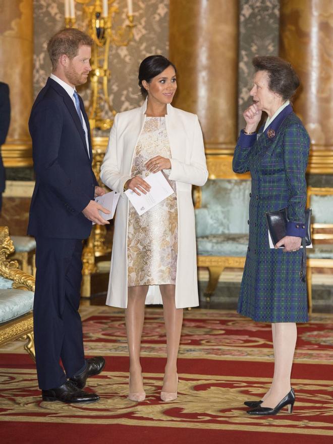 Los Duques de Cambridge con la Princesa Anna en el Buckinham Palace