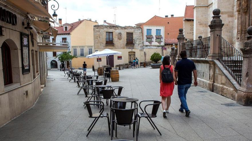 Una terraza vacía en Aranda de Duero.