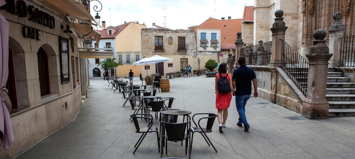 Una terraza vacía en Aranda de Duero.