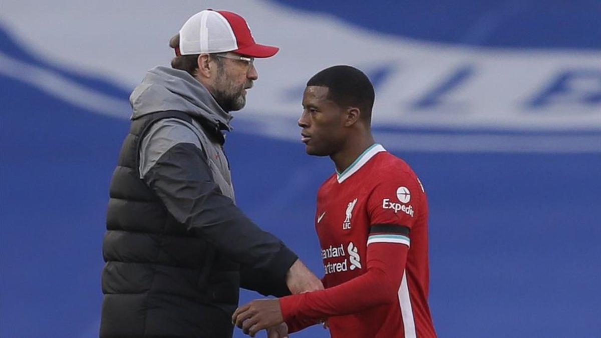 Wijnaldum junto a Klopp tras un encuentro de Premier League