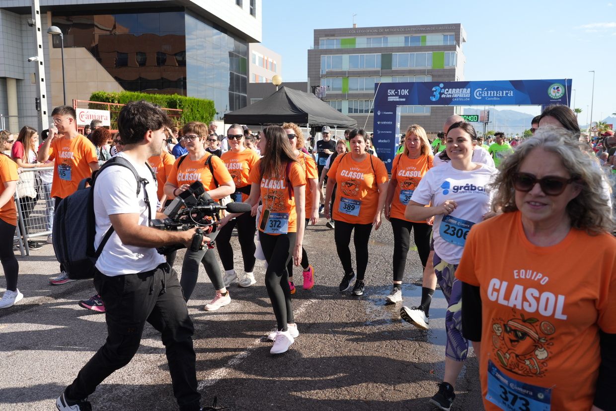Búscate en las fotos de la Carrera de las Empresas en Castellón