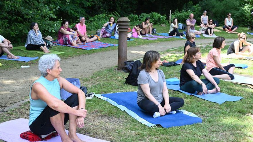 El parque urbano del río de Os Gafos, epicentro del yoga | RAFA VÁZQUEZ