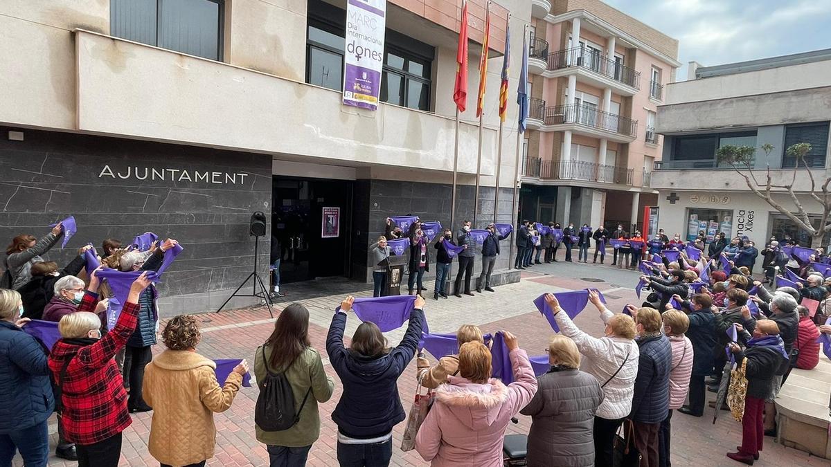 Multitudinaria concentración en Xilxes a las puertas del ayuntamiento.
