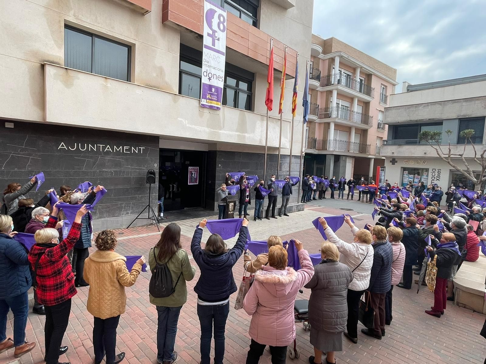 Multitudinaria concentración en Xilxes a las puertas del ayuntamiento.