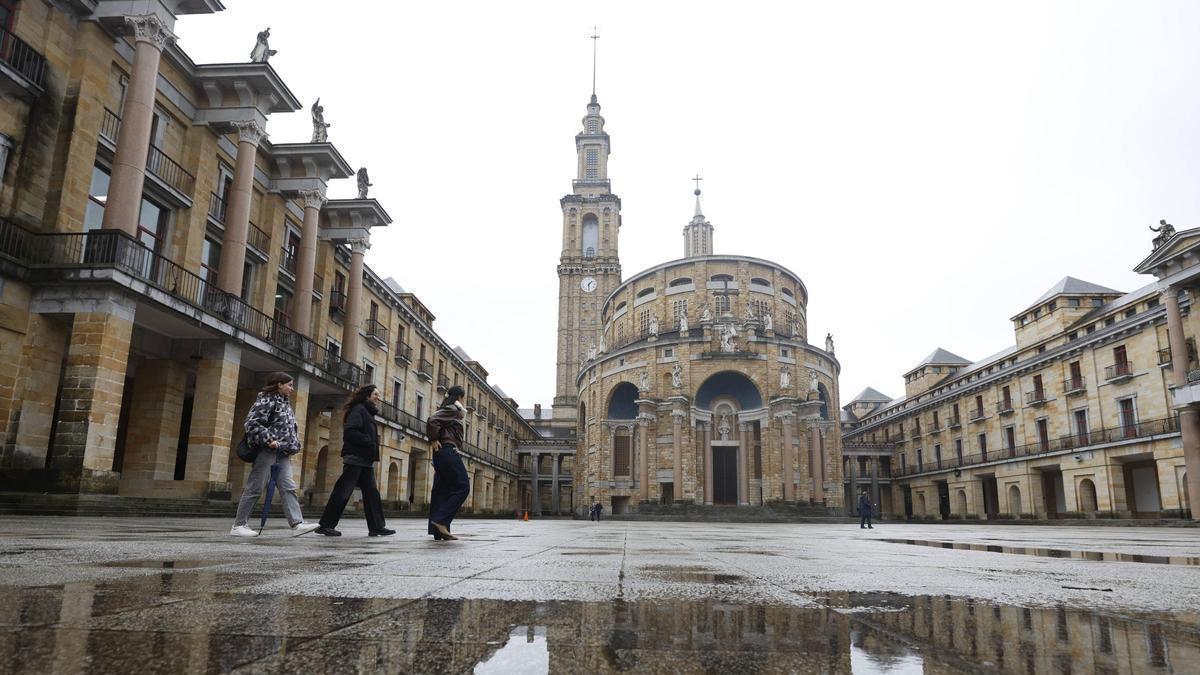Patio de la Universidad Laboral de Gijón.