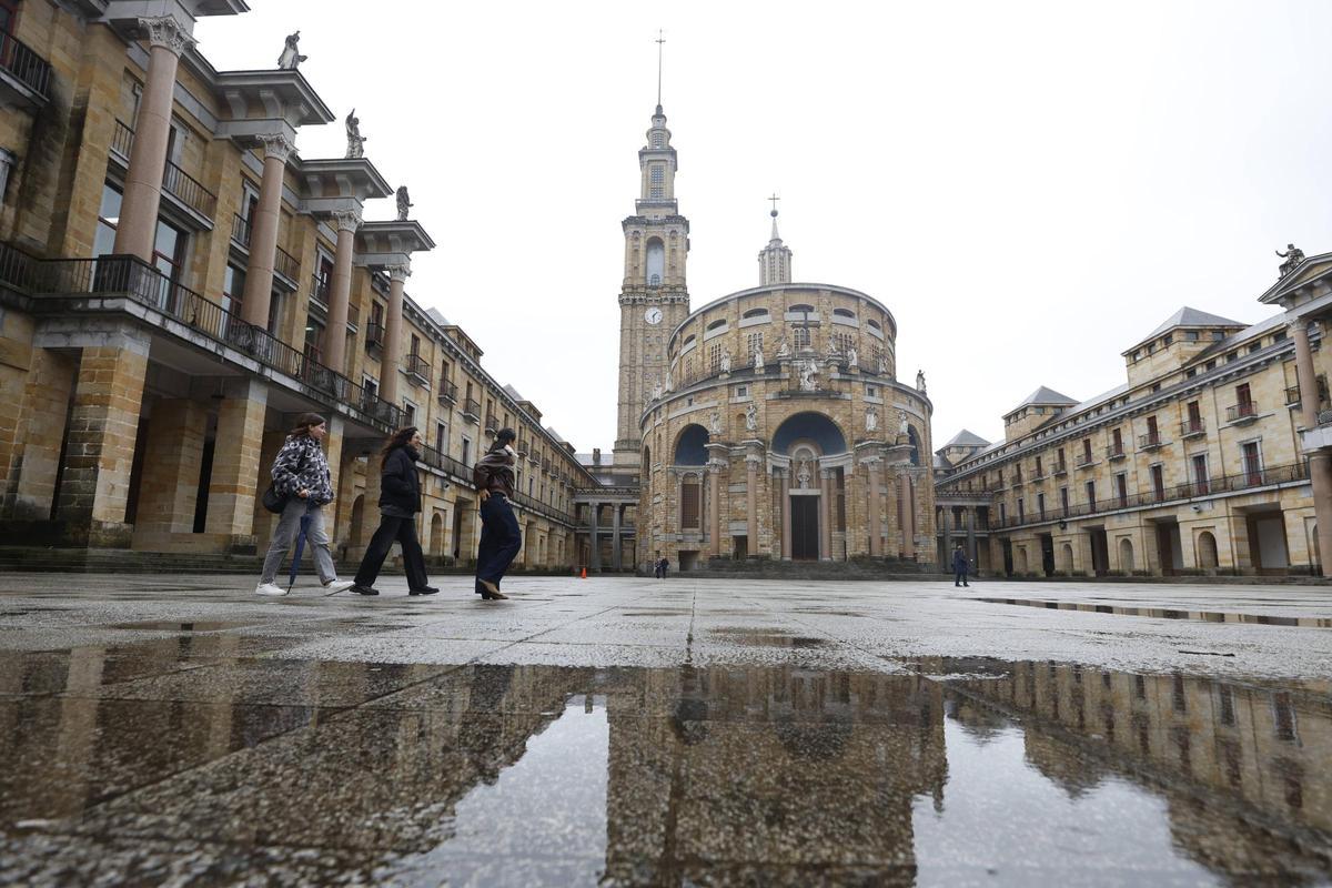 Los primeros visitantes de la iglesia de la Universidad Laboral de Gijón, en imágenes