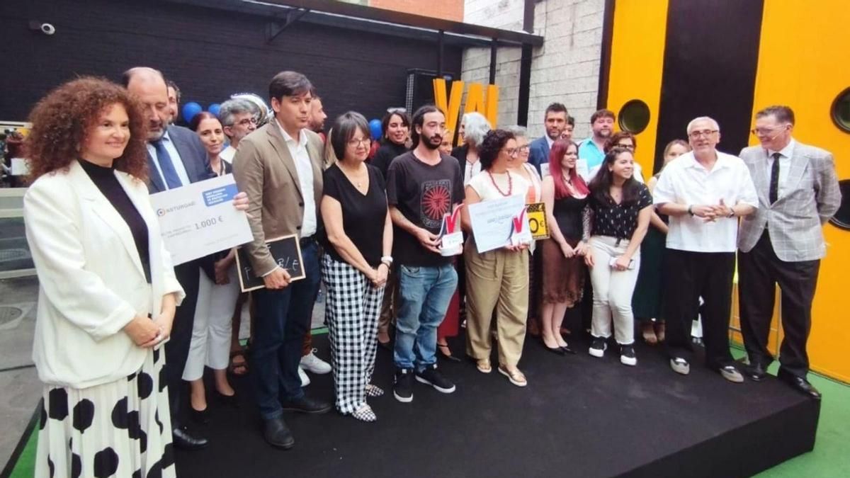 Foto de familia con los premiados, finalistas, trabajadores de Valnalón, autoridades y patrocinadores. | M. Á. G.