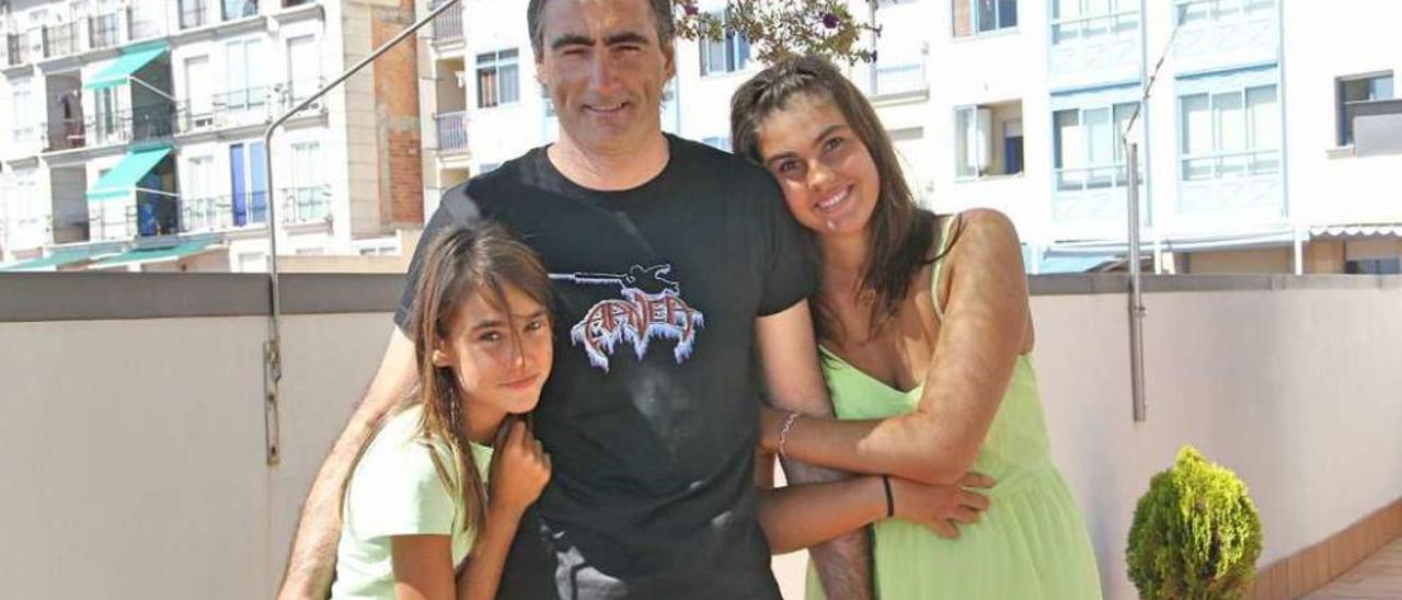 Andrea, a la derecha, con su padre y su hermana, en una fotografía reciente . // Santos Álvarez