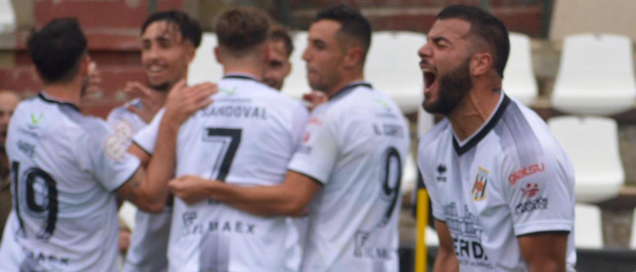 Carlos Cinta, derecha, grita celebrando el segundo gol del Mérida, obra de Sandoval.