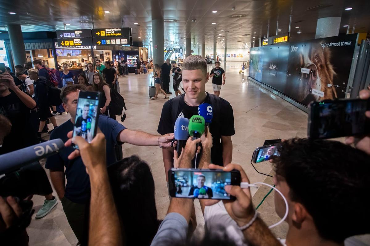 Elias Valtonen atiende a la prensa a su llegada al aeropuerto de Manises.