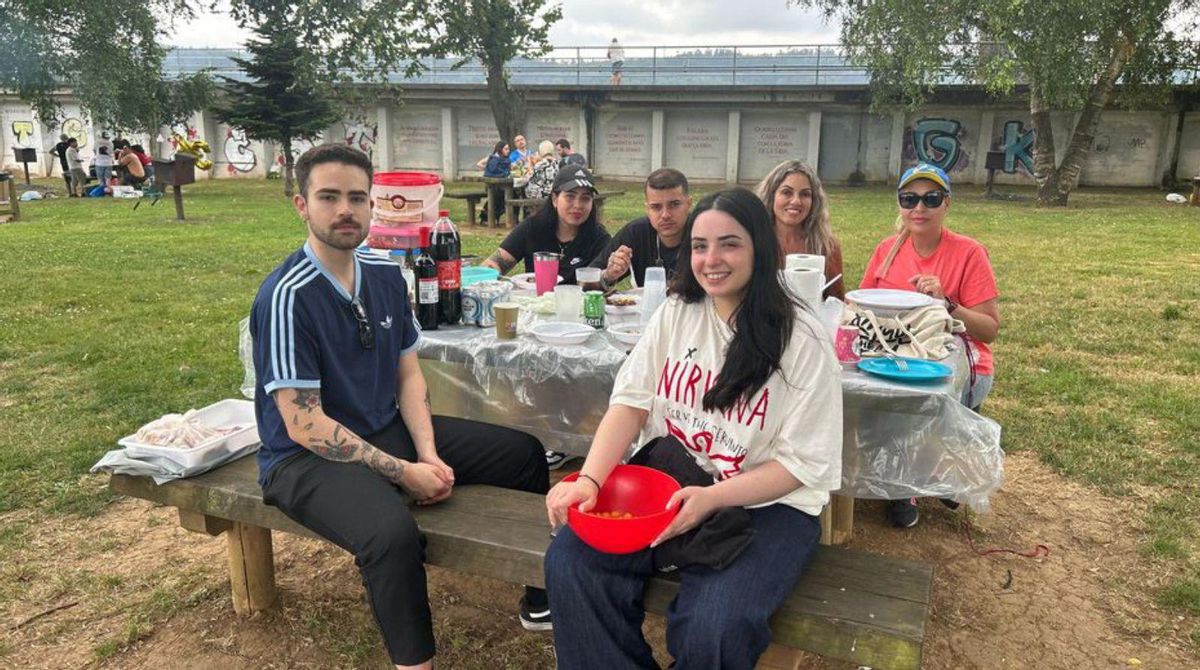 Arriba, Evelyn Morales junto a su pareja y amigos. Abajo, el área recreativa de Trasona.