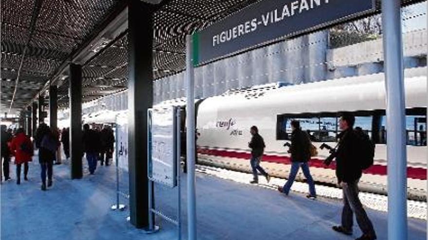 Els viatgers han de fer transbord a Vilafant per poder continuar el trajecte entre París i Barcelona.