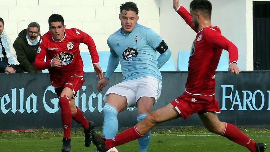 Diego Alende luce el brazalete de capitán del filial durante un derbi ante el Fabril en Barreiro. // Marta G. Brea