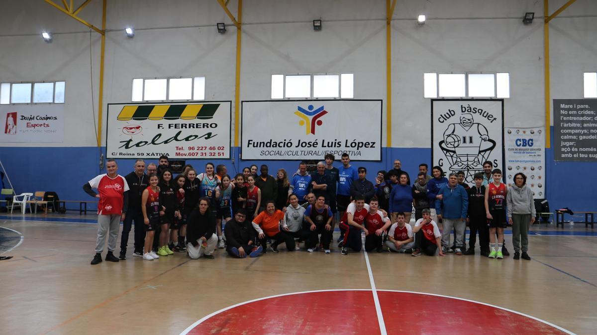 Participantes en el partido de baloncesto inclusivo en el Genovés.