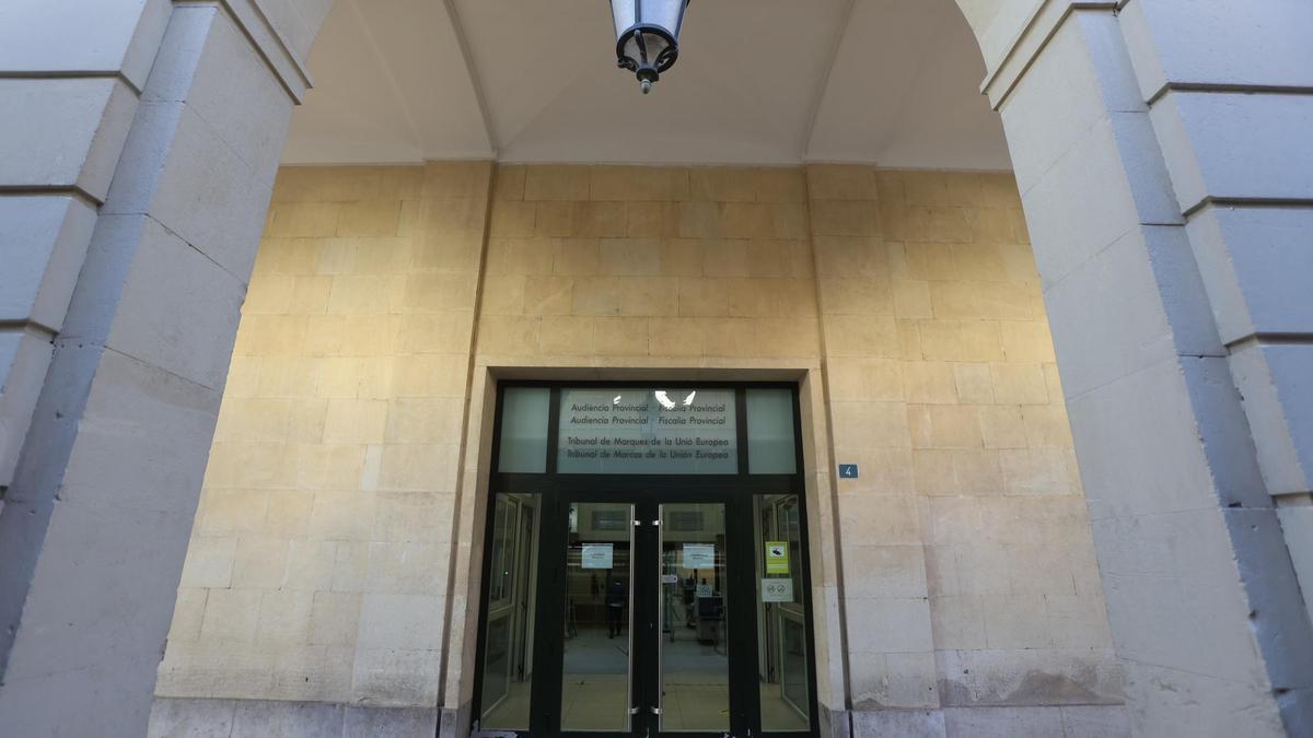 Fachada de la Audiencia Provincial de Alicante que ha dictado la sentencia.