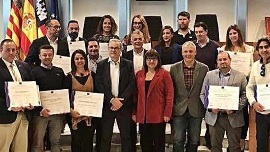 Representantes de las empresas distinguidas posan con Vicent Torres y la consellera balear de Turismo.